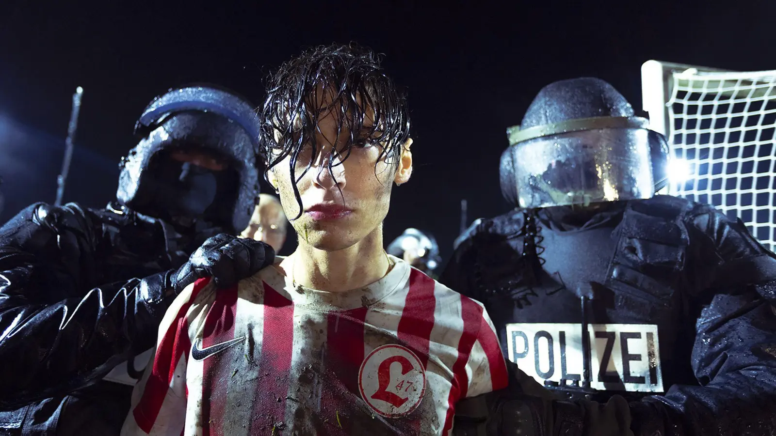 Festnahme beim Fußball: Wer hat Yusuf verraten? (Foto: Anne Wilk/Discovery Communications Benelux B.V. HBO Max/dpa)