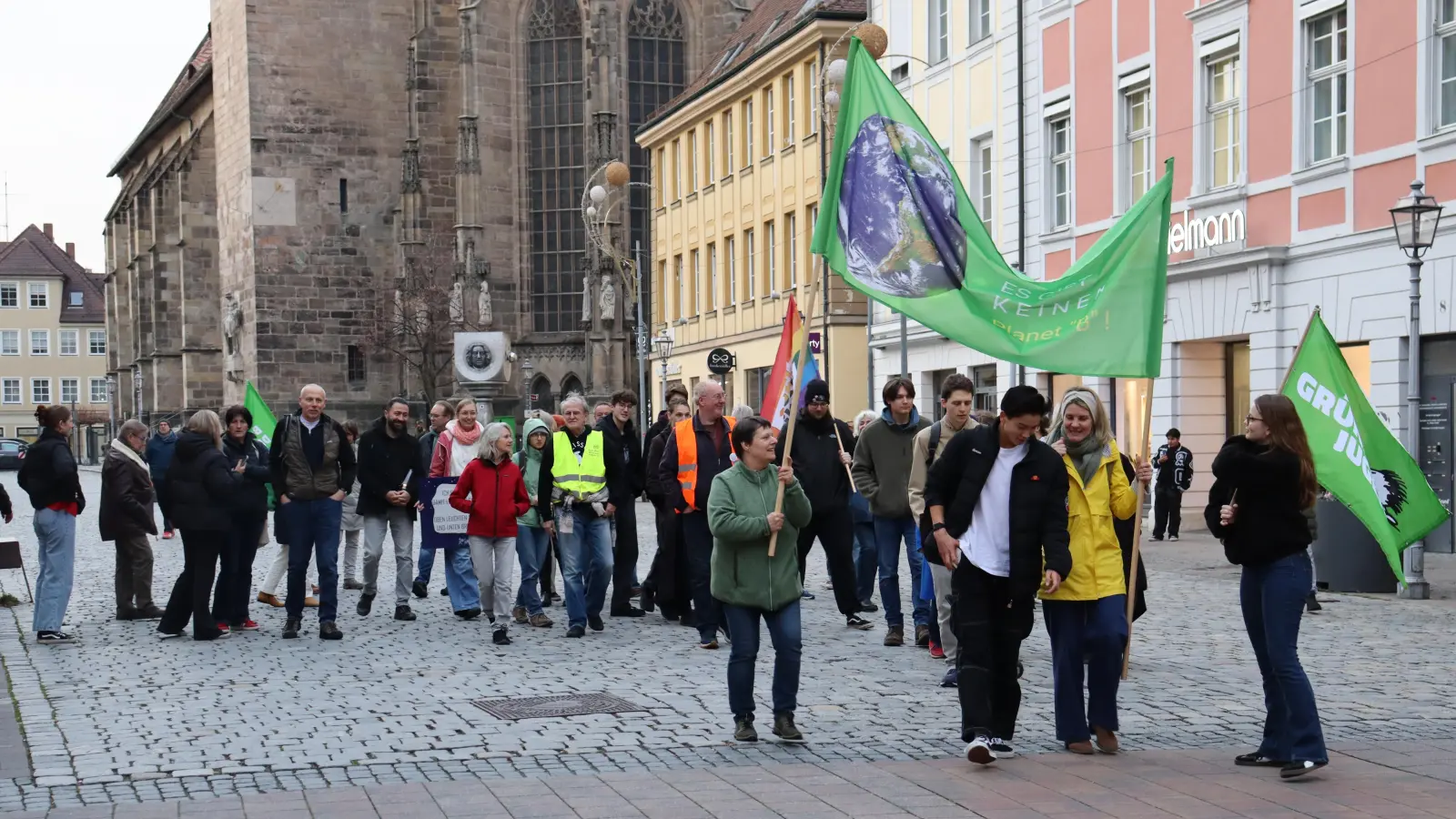 Rund 40 Menschen haben sich am Ansbacher Martin-Luther-Platz versammelt und zogen nach einer Kundgebung durch die Stadt. (Foto: Antonia Müller)