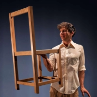 Lukas Aue in der preisgekrönten Theaterproduktion „Entglitten”, die ohne Worte eine poetische Geschichte erzählt. (Foto: Stefan Kammerer)