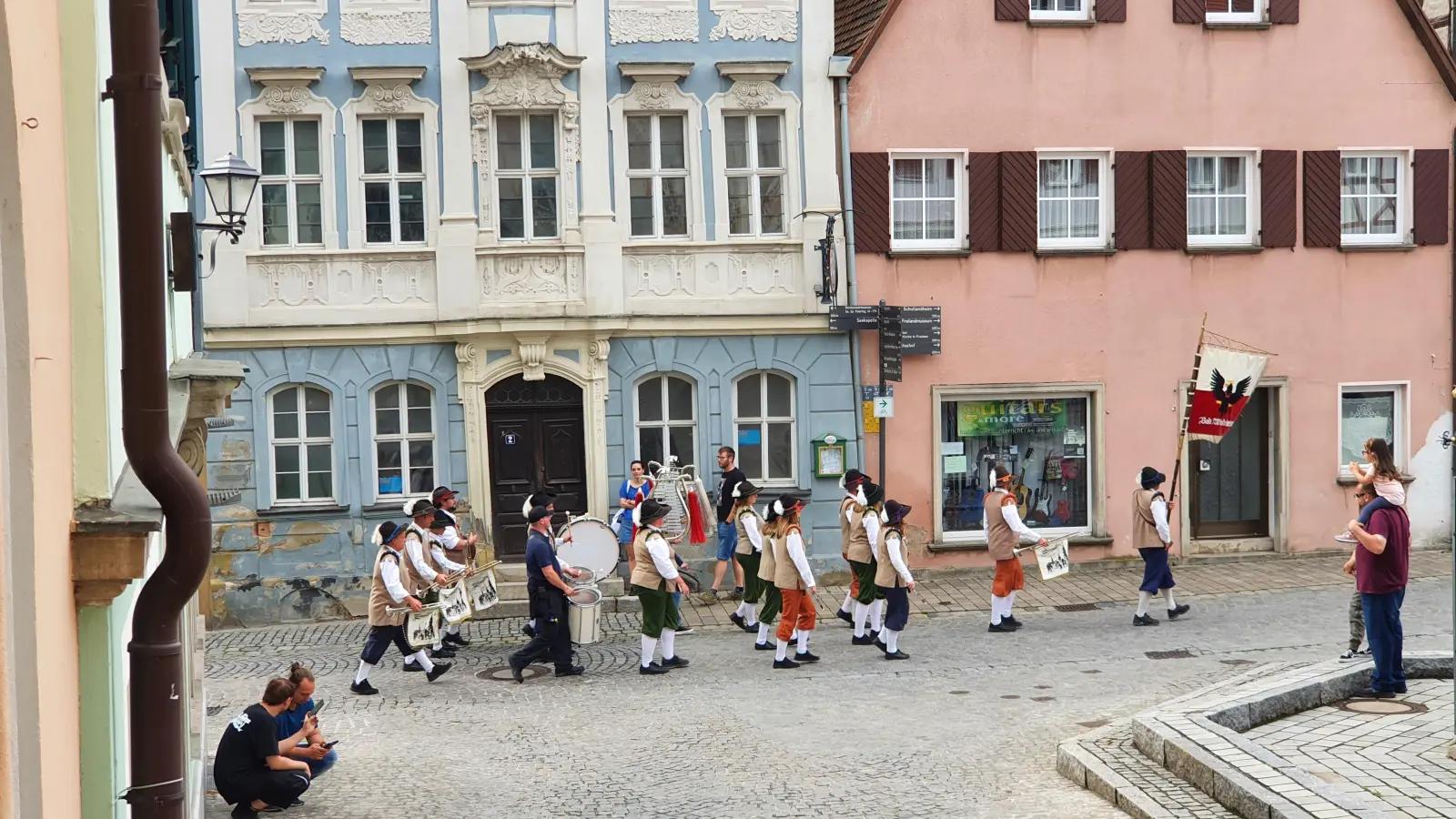 Mit klingendem Spiel zieht der Spielmanns- und Fanfarenzug am Kirchweihsonntag bei seinem traditionellen Weckruf durch die Bad Windsheimer Altstadt. (Archivfoto: Anna Franck)