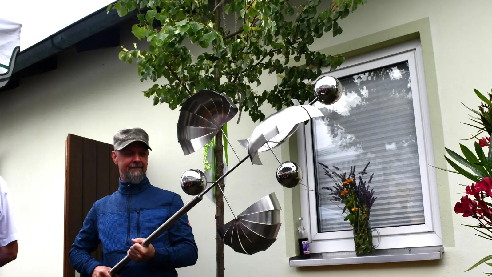 Eine Linde und ein Windspiel hatte Bürgermeisterin Dr. Birgit Kreß als Gastgeschenk zur Jubiläumsfeier nach Linden mitgebracht. (Foto: Gudrun Schwarz)
