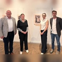 Sieglinde Bottesch (links) und Dr. Heinke Fabritius (rechts) näherten sich in einem Gespräch dem künstlerischen Kontext des „Hexenzyklus”, der in den vergangenen Wochen im Haus der Geschichte zu sehen war. Rainer Lehni (ganz links) und Philip Schürlein (ganz rechts) betonten das große Interesse des Publikums an der Ausstellung. (Foto: Martina Haas)