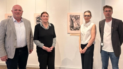 Sieglinde Bottesch (links) und Dr. Heinke Fabritius (rechts) näherten sich in einem Gespräch dem künstlerischen Kontext des „Hexenzyklus”, der in den vergangenen Wochen im Haus der Geschichte zu sehen war. Rainer Lehni (ganz links) und Philip Schürlein (ganz rechts) betonten das große Interesse des Publikums an der Ausstellung. (Foto: Martina Haas)