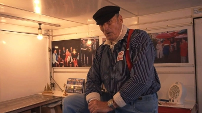 Aale-Dieter, der mit bürgerlichen Namen Dieter Bruhn heißt, steht in seinem Verkaufswagen (Archivbild). (Foto: -/dpa)