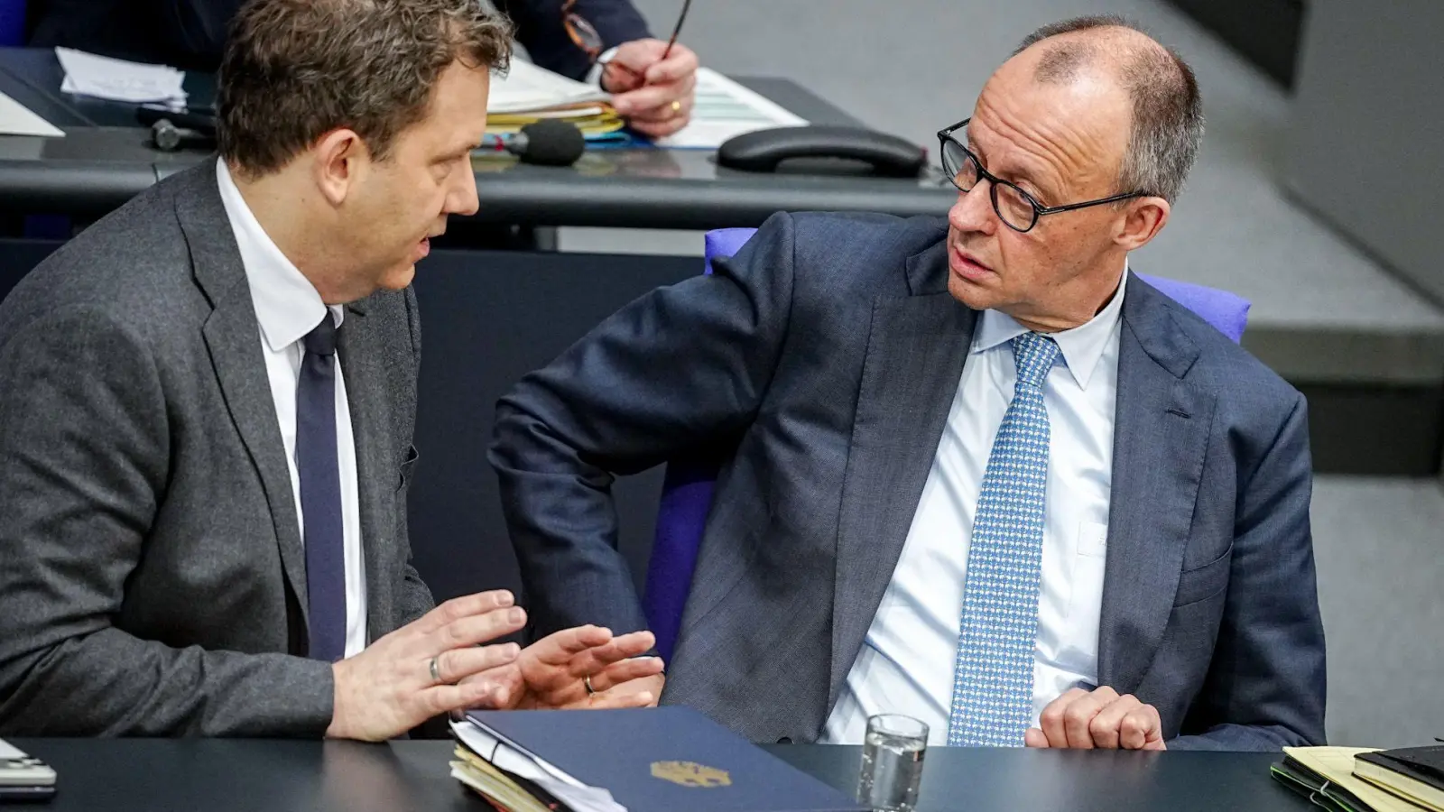 Kriegen sie es hin? Die Vorsitzenden von SPD und CDU, Finanzminister Klingbeil und Kanzler Merz  (Foto: Kay Nietfeld/dpa)