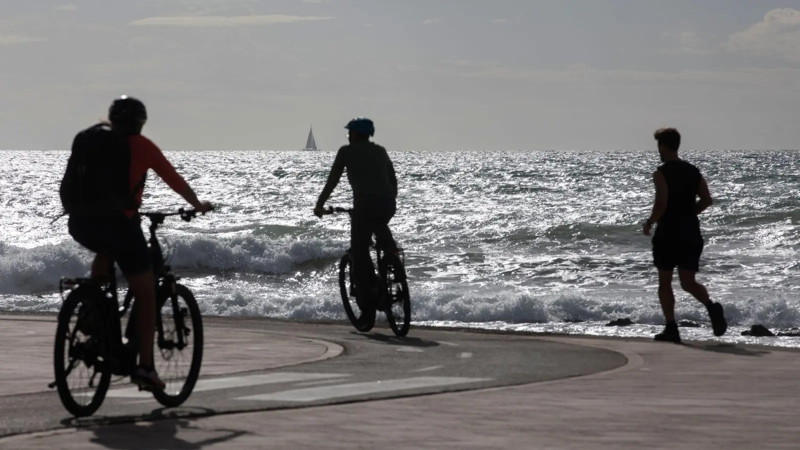 Strandsport auf Mallorca (Foto: Clara Margais/dpa)