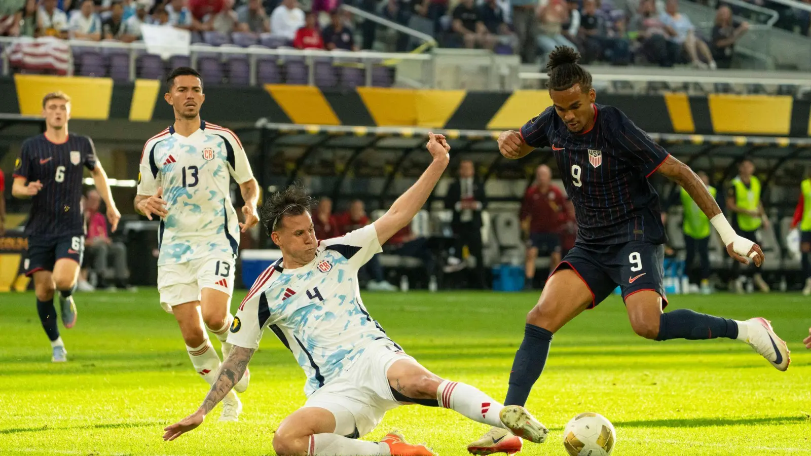 Vor Wechsel zum Hamburger SV: US-Stürmer Damion Downs (r).  (Foto: Jeff Wheeler/Star Tribune/AP/dpa)