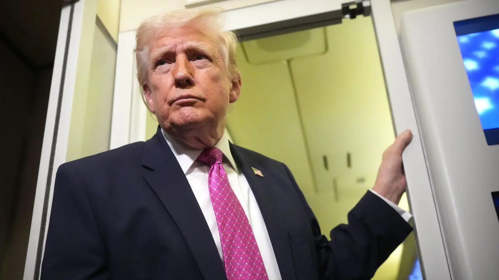 US-Präsident Donald Trump sagt, die Straße von Hormus werde sich nach Abschluss des Militäreinsatzes von allein öffnen. (Archivbild) (Foto: Mark Schiefelbein/AP/dpa)