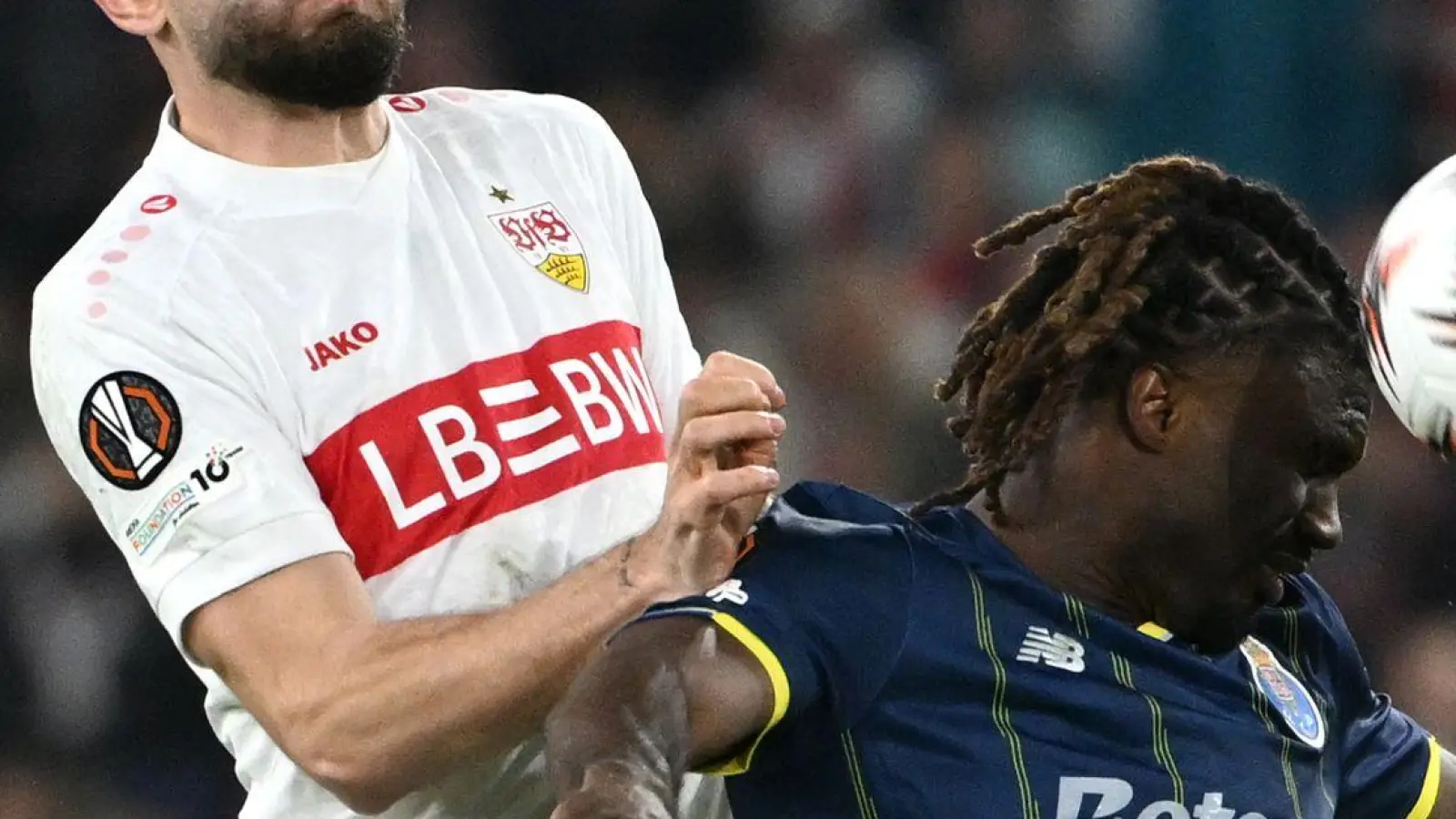 Neuer HSV-Stürmer: Der Nigerianer Terem Moffi - hier noch im Trikot des FC Porto (r) im Europa-League-Spiel gegen den VfB Stuttgart. (Archivbild) (Foto: Marijan Murat/dpa)