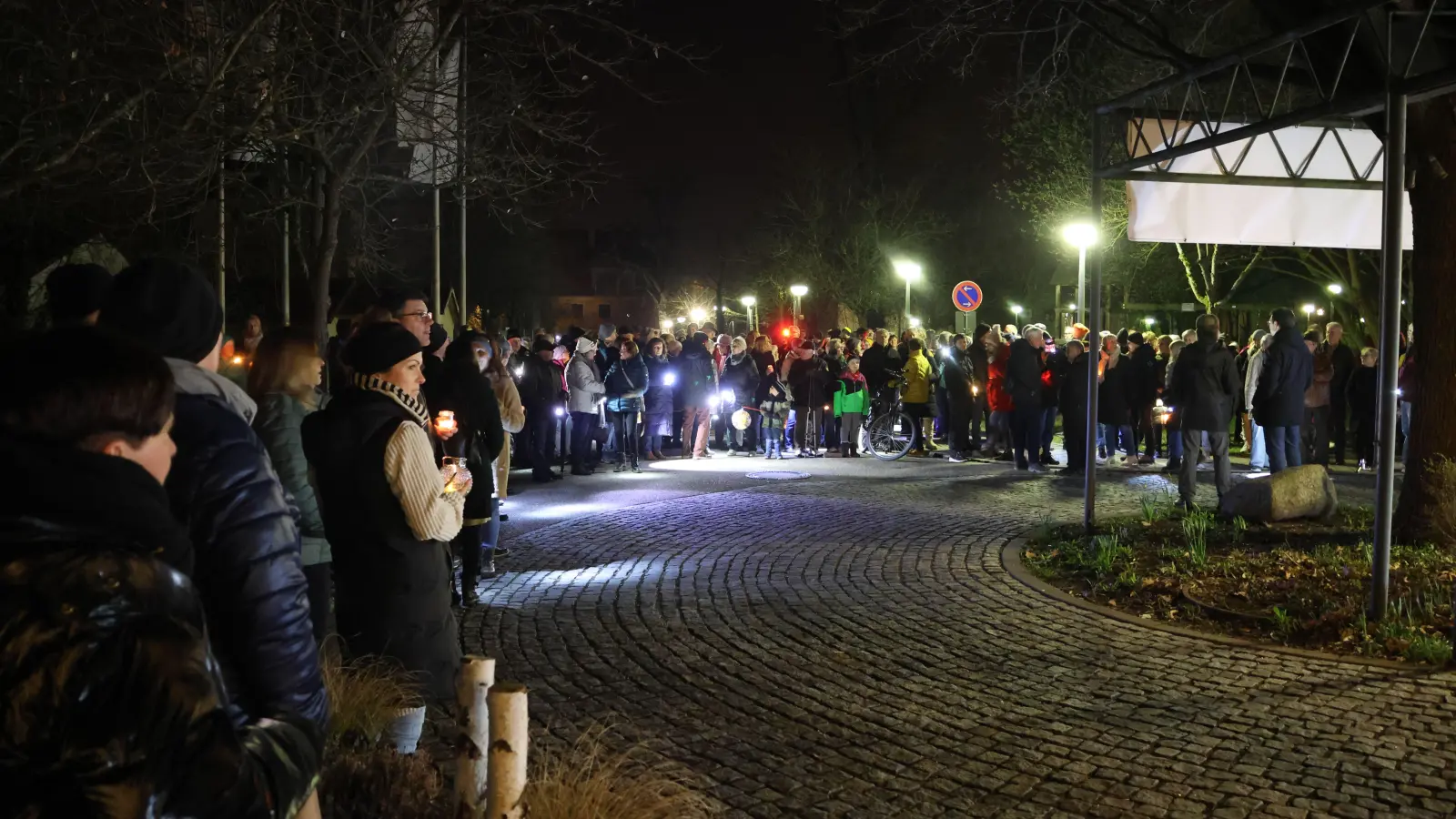Mehrere Hundert Menschen zogen am Dienstag Abend vor die Dinkelsbühler ANregiomed-Klinik, um ihrer wachsenden Sorge um den Fortbestand des Krankenhausstandortes Ausdruck zu verleihen. (Foto: Martina Haas)