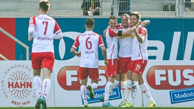 Die Mannschaft von Jahn Regensburg jubelt nach dem Treffer zum 1:0 gegen Paderborn durch Andreas Albers (r). (Foto: Armin Weigel/dpa)