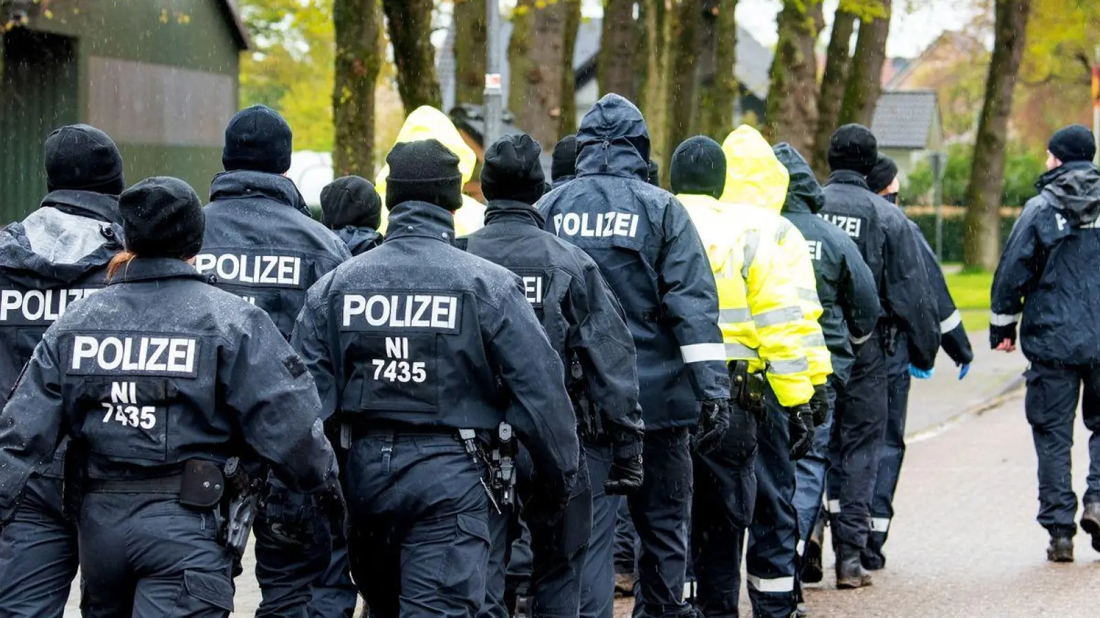 Polizisten gehen auf der Suche nach einem vermissten Jungen durch eine Ortschaft in Niedersachsen. (Foto: Daniel Bockwoldt/dpa)