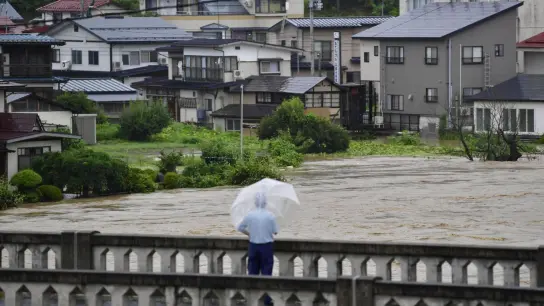 Ein Wohngebiet in der Präfektur Yamagata wurde überschwemmt, nachdem schwere Regenfälle Teile des Nordostens Japans heimgesucht hatten. (Foto: Uncredited/kyodo/dpa)