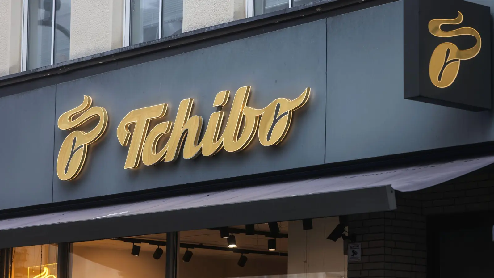 Tchibo verkauft Kaffee unter anderem in seinen Filialen. (Symbolbild) (Foto: Oliver Berg/dpa)