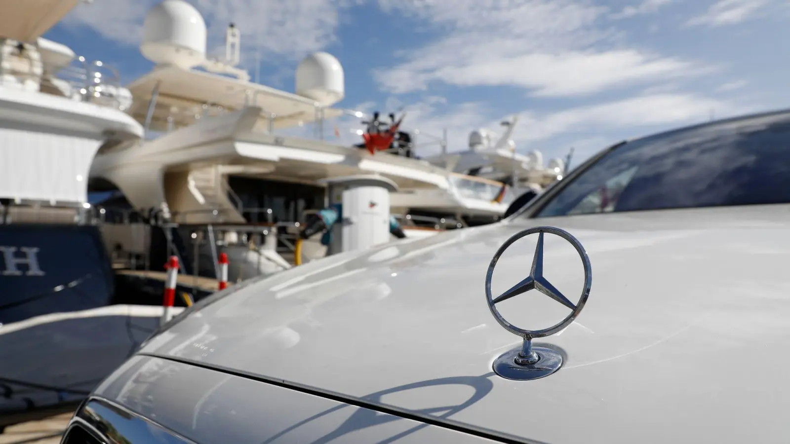 Mit Luxusautos lässt sich mehr verdienen als mit Kompaktmodellen. Das haben auch deutsche Autobauer wie Mercedes erkannt. (Foto: Clara Margais/dpa)
