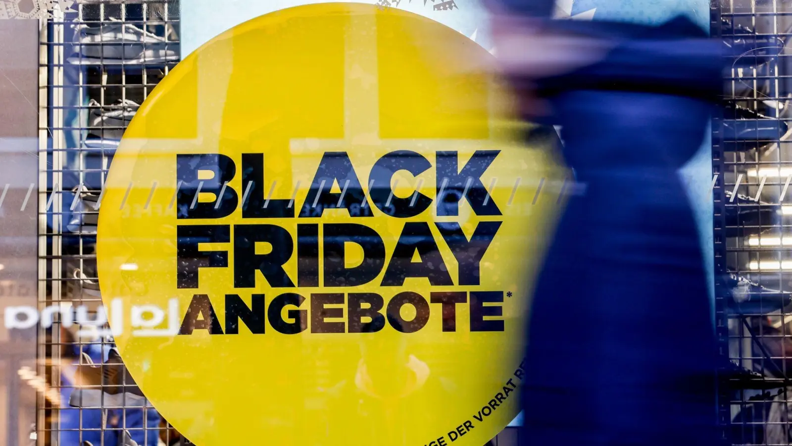 Rabatt-Tage wie der Black Friday (24. November) und der Cyber Monday (27. November) sind umstritten. (Foto: Axel Heimken/dpa)
