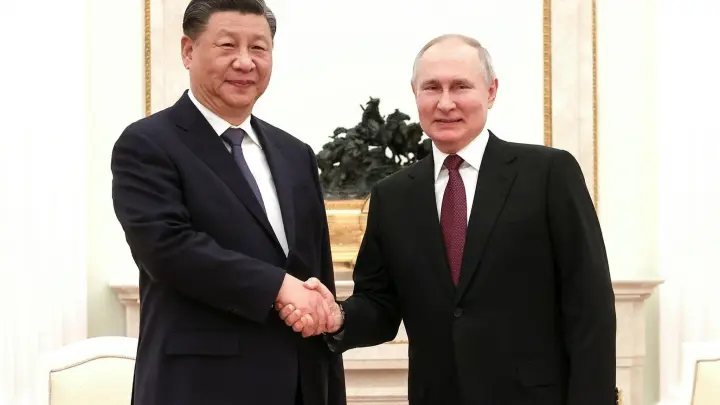 Der russische Präsident Wladimir Putin (r) empfängt seinen chinesischen Amtskollegen Xi Jinping im Kreml. (Foto: -/Russisches Presseamt des Präsidenten via AP/dpa)