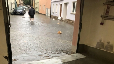 In Bad Windsheim wurden durch den Starkregen Straßen und Keller geflutet. (Foto: Bastian Lauer)