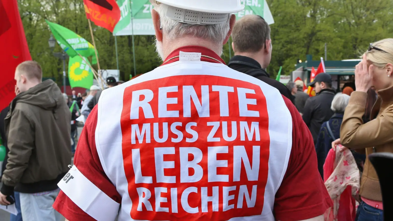 Ein Demonstrant auf einer früheren DGB-Demo. (Archivbild) (Foto: picture alliance / Stephanie Pilick/dpa)