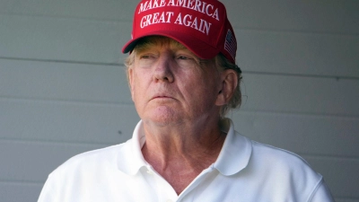 Ex-US-Präsident Donald Trump auf dem Gelände des Trump National Golf Club in Virginia. (Foto: Alex Brandon/AP)