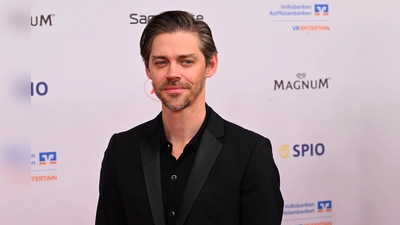 Wieder ist Tom Payne im Part des Rob Cole zu sehen. (Archivfoto)  (Foto: Felix Hörhager/dpa)