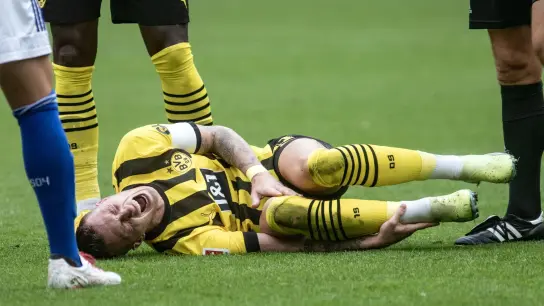 Dortmunds Marco Reus liegt während des Revierderbys verletzt am Boden. (Foto: Bernd Thissen/dpa)