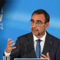 Der Chef der bayerischen CSU-Landtagsfraktion, Klaus Holetschek, hat den Kanzler-Vorschlag zu einer Zusammenführung von privater und gesetzlicher Krankenversicherung abgelehnt.  (Foto: Pia Bayer/dpa)