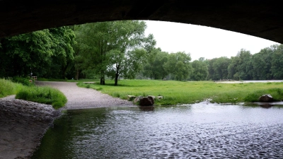 Ein kleiner Weg ist am Ufer der Isar vom Wasser überspült. (Foto: Sven Hoppe/dpa)