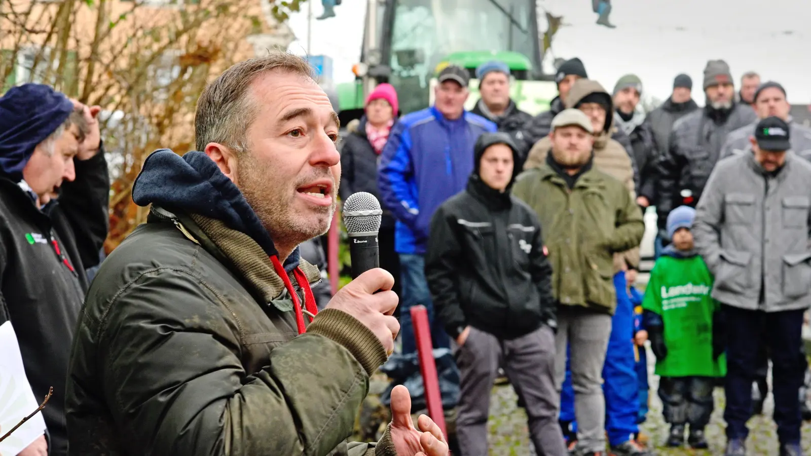 Bei zahlreichen Veranstaltungen hatte BBV-Kreisobmann Jürgen Dierauff (vorne, mit Mikrofon) die Forderungen der Landwirte kundgetan. Das wollen die Bauern nun wieder tun – und Parteien besuchen. (Foto: Jim Albright)