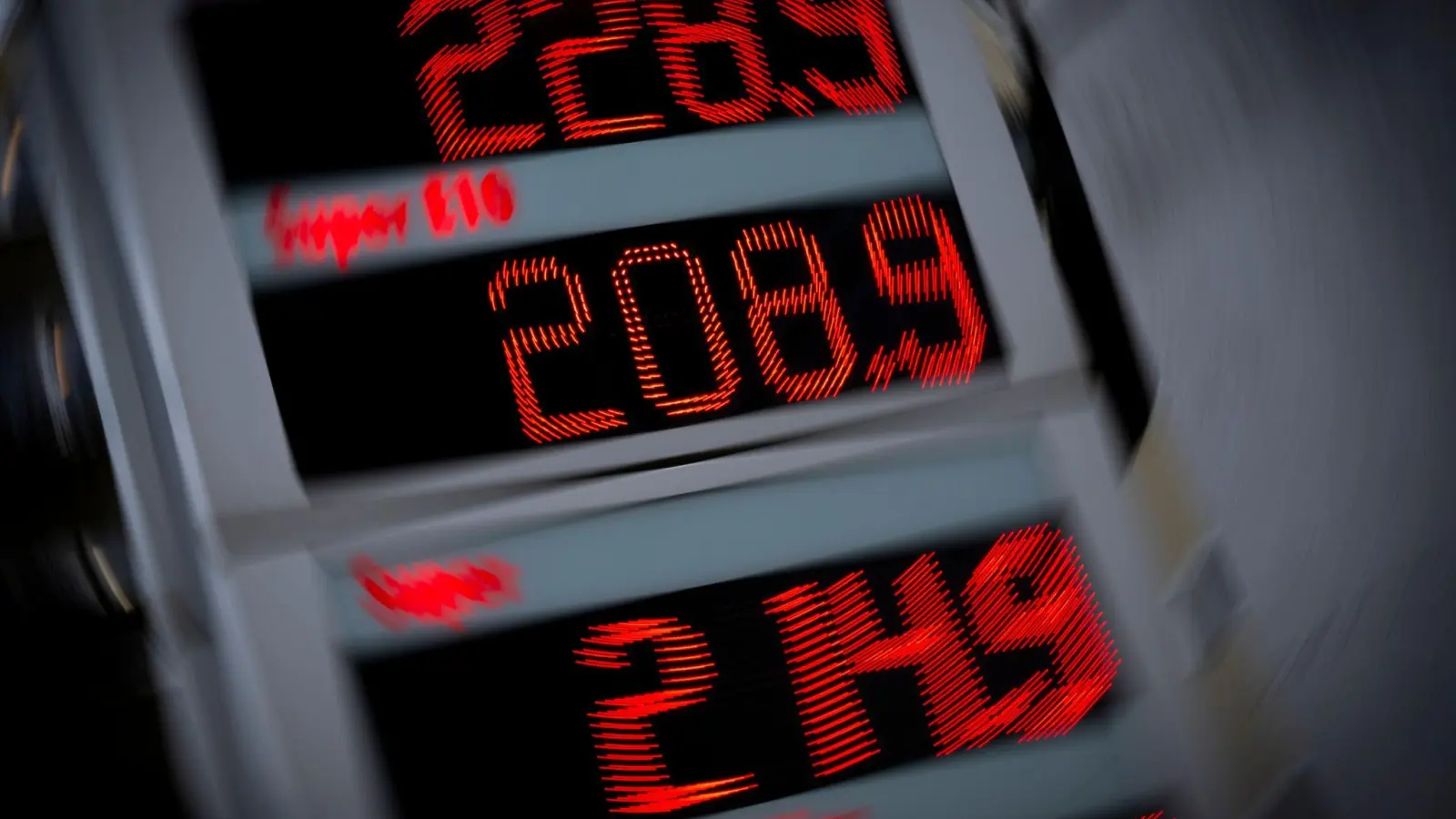 Im Mai und Juni soll Sprit durch eine Steuersenkung günstiger werden. (Archivbild) (Foto: Peter Kneffel/dpa)