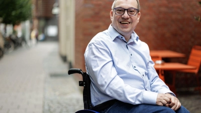 Jürgen Linnemann klagt vor dem Arbeitsgericht in Münster auf Zahlung des Mindestlohns für seine Arbeit in einer Werkstatt für Behinderte.  (Foto: David Ebener/dpa)