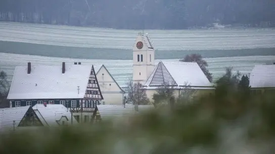Schnee liegt rund um die Kirche St. Urban in Emeringen auf der Schwäbischen Alb. (Foto: Thomas Warnack/dpa)