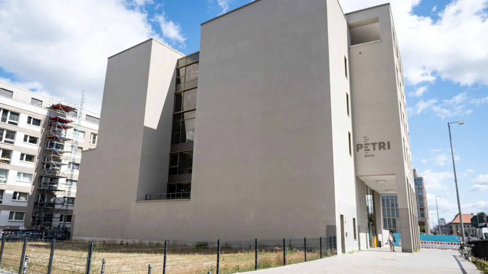Berlins Wurzeln entdecken: Direkt über einer mittelalterlichen Schule gebaut, zeigt das Labor eindrucksvoll die Keimzelle der Hauptstadt. (Foto: Fabian Sommer/dpa)