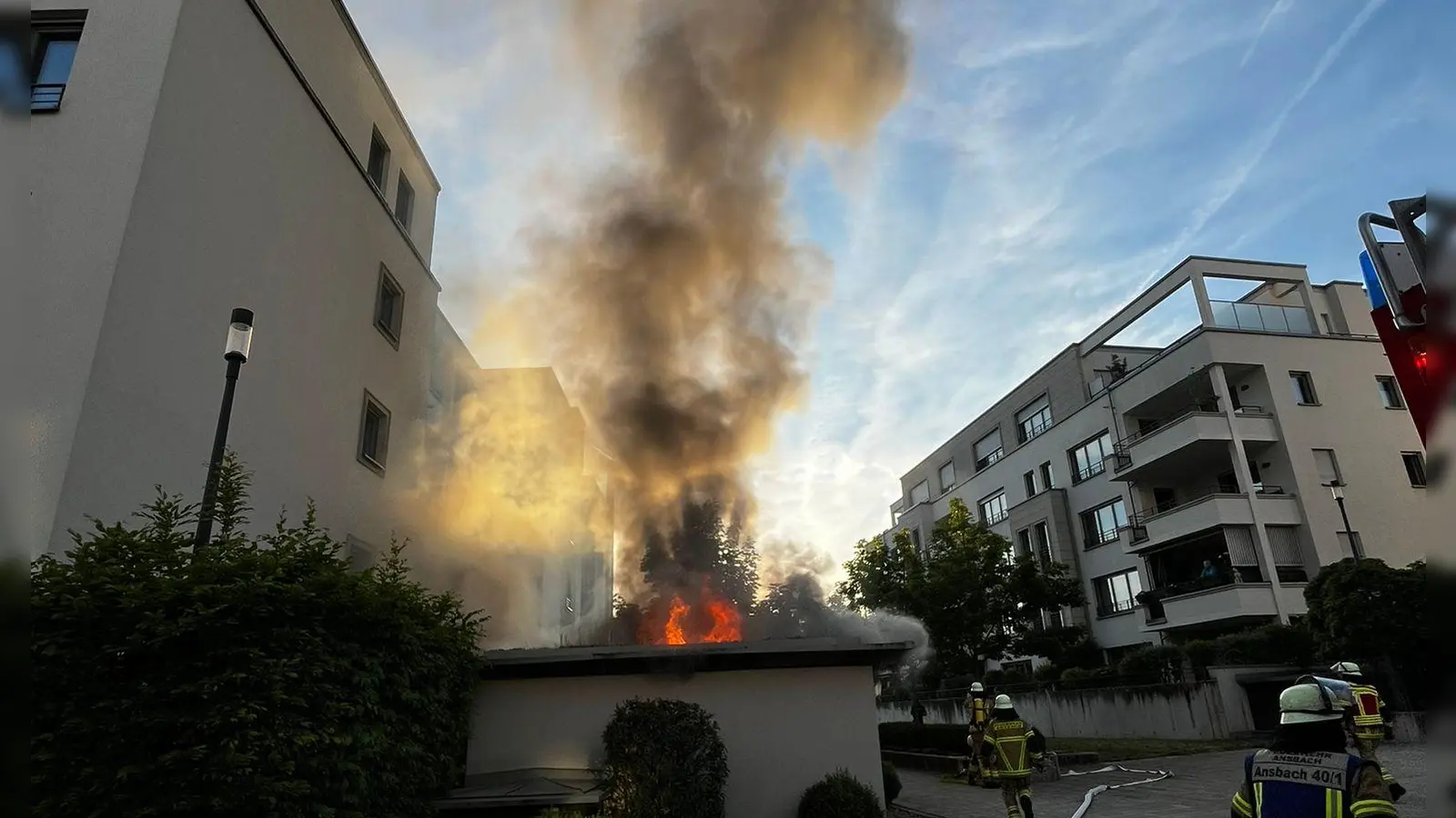 Feuer gefangen hatte eine Mülleimer-Garage bei den Hürner-Höfen in Ansbach. (Foto: Feuerwehr Ansbach)
