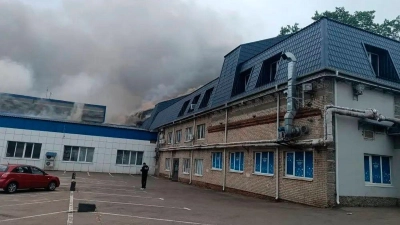 Bei dem Angriff auf die Moskauer Raffinerie wurden auch Gebäude im Umland der Hauptstadt beschädigt.  (Foto: Moscow Region Governor/AP/dpa)
