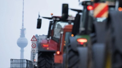 Traktoren fahren zu einer Protestdemonstration am Brandenburger Tor Richtung Innenstadt. Laut Polizei werden etwa 10.000 Teilnehmer und 5000 Fahrzeuge erwartet. (Foto: Sebastian Christoph Gollnow/dpa)