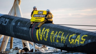 Umweltschutzaktivisten von Greenpeace sitzen auf der Pipeline. (Foto: Julius Schrank/Greenpeace Germany/dpa)