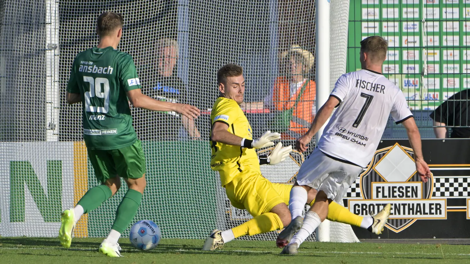 Gleich steht es 0:1: Benedikt Fischer legt quer, Torhüter Heiko Schiefer ist geschlagen. (Foto: Martin Rügner)