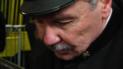 Bergleute bringen die symbolische letzte Lore an die Oberfläche. (Foto: Ožana Jaroslav/CTK/dpa)