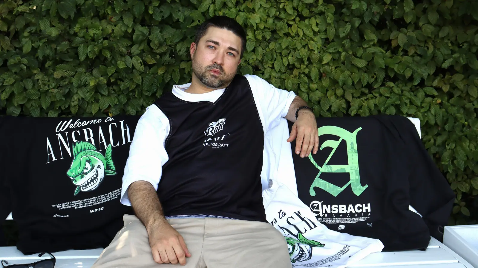 Eingerahmt von seinen Designs: Viktor Prokofjev bringt Ansbach in moderner Form auf Klamotten. (Foto: Antonia Müller)