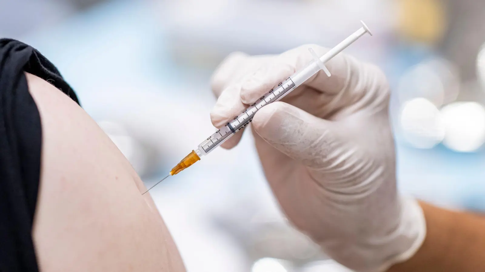 Weniger Menschen ließen sich in der vergangenen Saison gegen Influenza impfen. (Symbolbild) (Foto: Fabian Sommer/dpa)