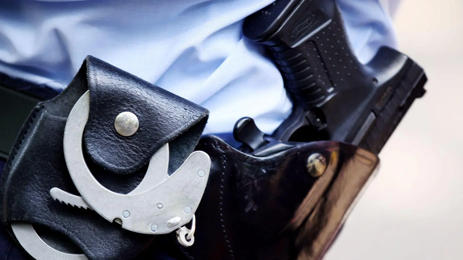 Ein Mann wurde im Raum Hamburg festgenommen, der andere im Raum Ingolstadt. (Symbolbild) (Foto: Oliver Berg/dpa)