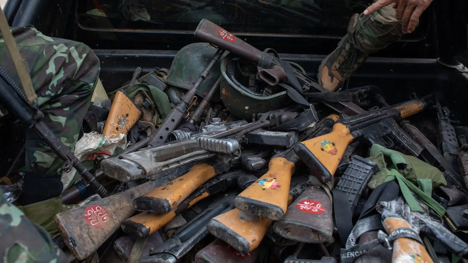 Von einer bewaffneten Gruppe beschlagnahmte Waffen des Militärs im Ort Loikaw im Karenni-Staat. (Foto: Myo Satt Hla Thaw/dpa)