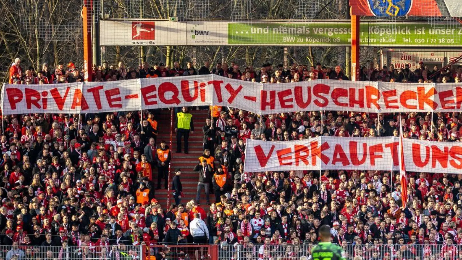 Auch mit Bannern zeigten die Union-Fans ihre Meinung zum möglichen Einstieg eines Investors. (Foto: Andreas Gora/dpa)