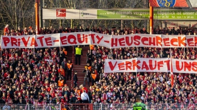Auch mit Bannern zeigten die Union-Fans ihre Meinung zum möglichen Einstieg eines Investors. (Foto: Andreas Gora/dpa)