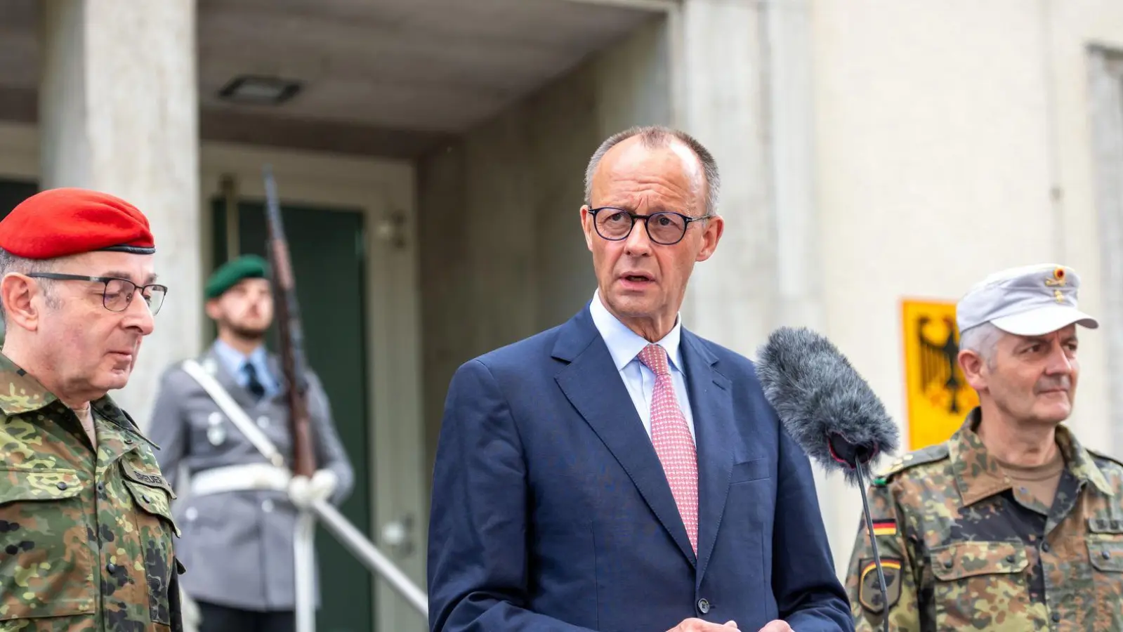 Kanzler Merz warnt vor falschem Sicherheitsgefühl und verlangt mehr Verteidigungsanstrengungen. Begrüßt wurde der CDU-Politiker von Carsten Breuer (l), Generalinspekteur der Bundeswehr, und Alexander Sollfrank (r), Befehlshaber des Führungskommandos. (Foto: Michael Kappeler/dpa-Pool/dpa)