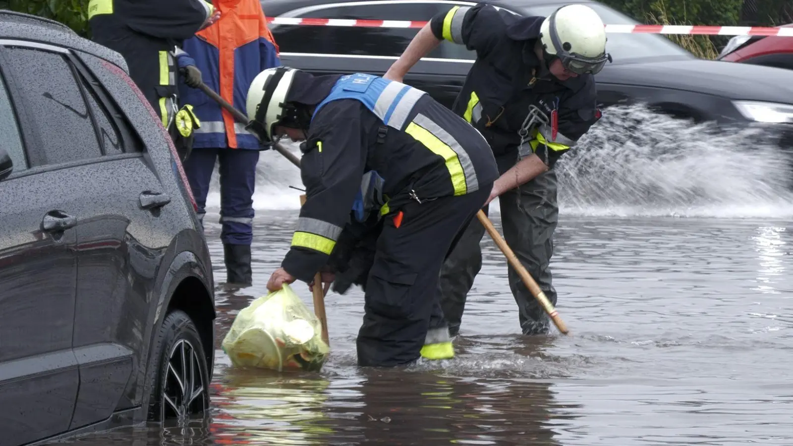 Die Feuerwehr in Nürnberg wurde zu einer Vielzahl von Einsätzen gerufen. (Foto: Bernd März/extremwetter.tv/dpa)