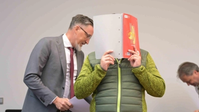 Der Angeklagte bestreitet die Vorwürfe. (Foto: Malin Wunderlich/dpa)