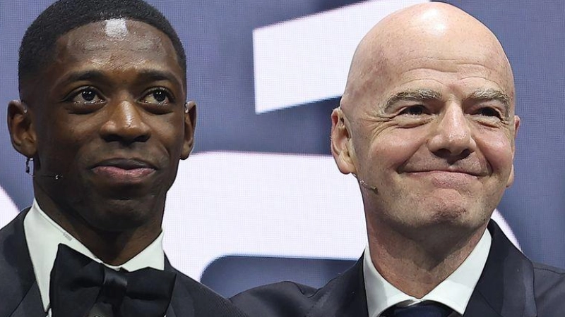 Dembélé (l.) bekam den nächsten Preis für seine starken Leistungen. (Foto: Mohamed Farag/FIFA/FIFA via Getty Images/dpa)