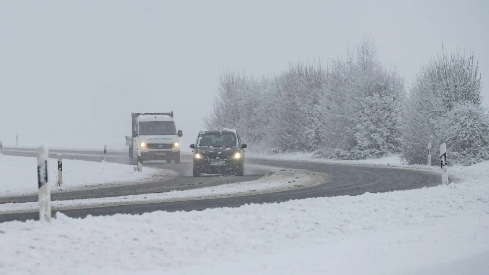 Das winterliche Wetter hält in Bayern auch am Freitag zunächst noch an.  (Foto: Armin Weigel/dpa)